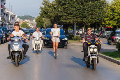 Dobra posjećenost građana i turista prezentaciji električnih vozila u Ulcinju
