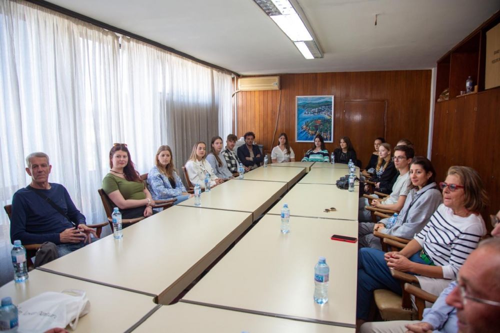 Profesorë dhe student nga Zvicrra po qëndrojnë në Ulqin