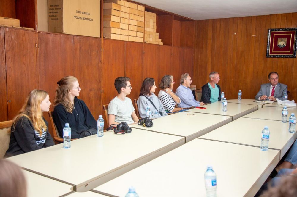 Profesorë dhe student nga Zvicrra po qëndrojnë në Ulqin