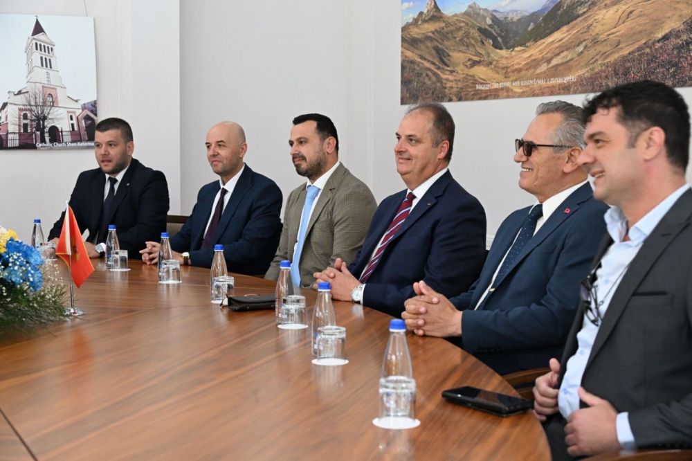 Predsjednik Opštine Ulcinj Genci Nimanbegu sa saradnicima boravio je u zvaničnoj posjeti Opštini Peć