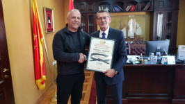 Rukovodstvo karate kluba –Ulcinj, uručili su predsjedniku Opštine Ulcinj Loro Nrekiću